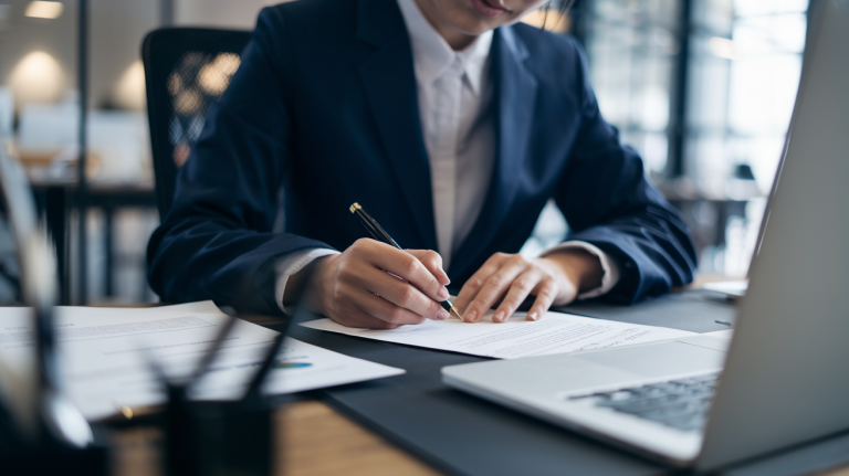 personne-elegante-bureau-ecriture-documents