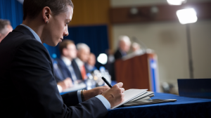 journaliste-prenant-notes-conference-presse