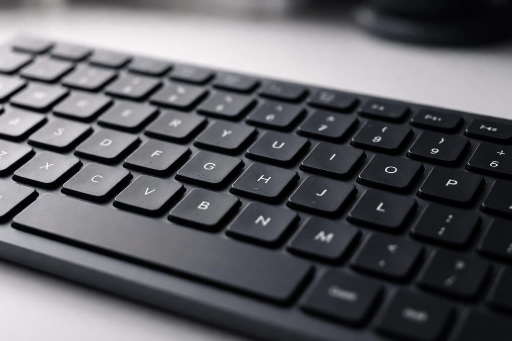 clavier-ordinateur-touches-flou-minimaliste