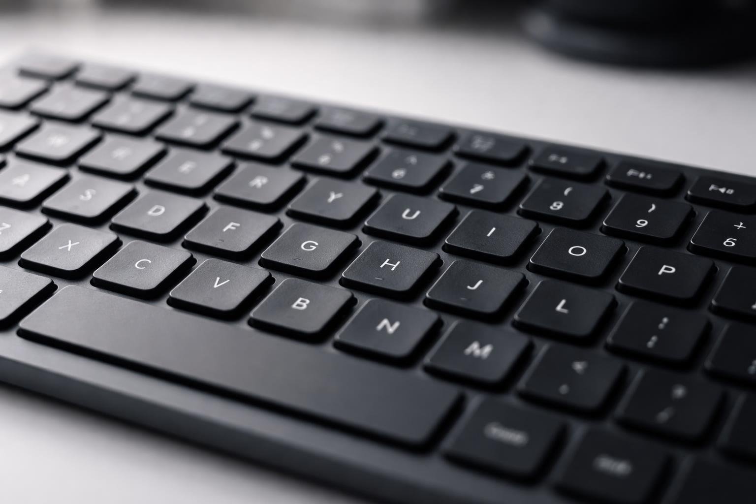 clavier-ordinateur-touches-flou-minimaliste