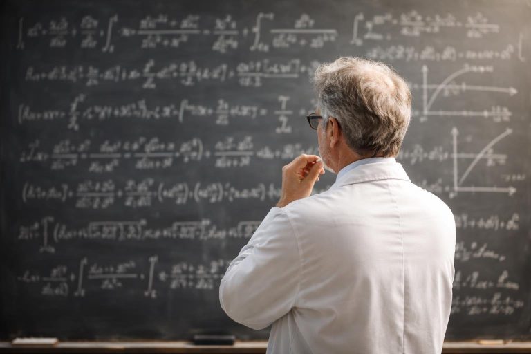 scientifique-tableau-formules-mathematiques-craie